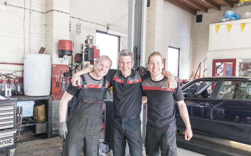 Het team van AutoCrew De Groot Naarden