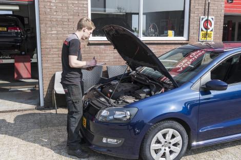Monteur verricht APK Keuring